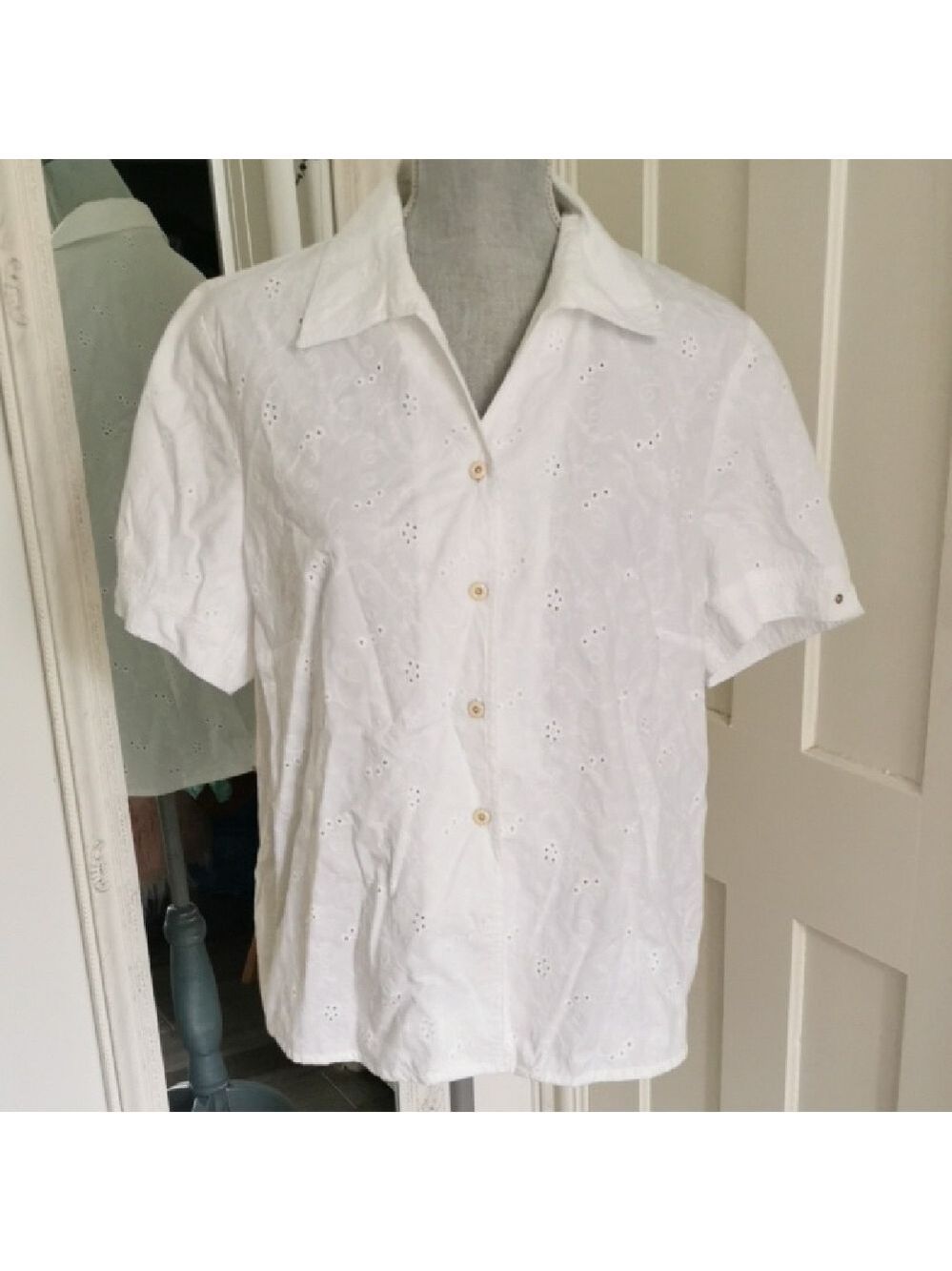Womens Alia petites white eyelet embroidered short sleeve blouse. Size 16P. EUC